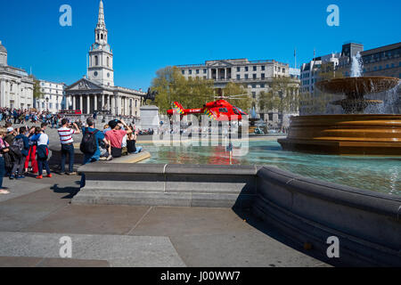 Londoner Air Ambulance landet am Trafalgar Square in Reaktion auf einen nahe gelegenen Unfall London England Vereinigtes Königreich UK Stockfoto