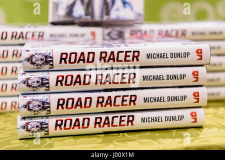Belfast, Nordirland. 08 Apr 2017 - Motorrad Racer Michael Dunlop zeichen Exemplare seines neuen Buches "Road Racer: Es ist in meinem Blut' an Easons Buch Shop. Stockfoto