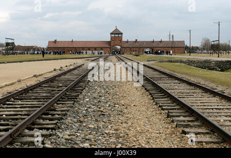 Oswiecim, Polen. 20. März 2017. 20170320 - diese Ansicht zeigt das Empfangsgebäude an der ehemaligen Vernichtungslager Birkenau in Polen von innen das Lagergelände. Bildnachweis: Chuck Myers/ZUMA Draht/Alamy Live-Nachrichten Stockfoto