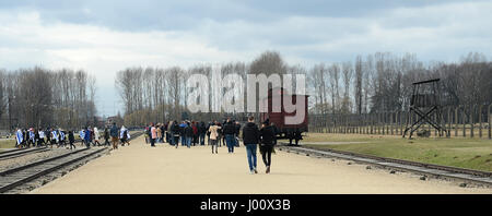 Oswiecim, Polen. 20. März 2017. 20170320 - die Rampe an der ehemaligen Vernichtungslager Birkenau diente als der Ort, wo SS-Ärzte entschieden, ob Neuankömmlinge in die Gaskammern geschickt oder für Arbeit ausgewählt werden würde. Bildnachweis: Chuck Myers/ZUMA Draht/Alamy Live-Nachrichten Stockfoto