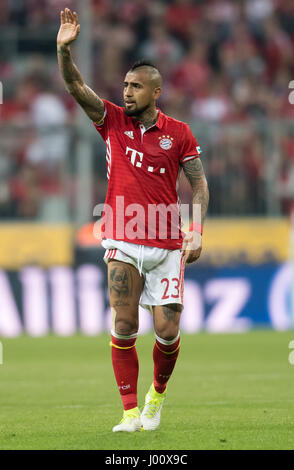 München, Deutschland. 8. April 2017. Münchens Arturo Vidal feiert nach die deutschen Fußball-Bundesliga-Fußball-Spiel zwischen Bayern München und Borussia Dortmund in der Allianz Arena in München, Deutschland, 8. April 2017. Foto: Sven Hoppe/Dpa/Alamy Live News Stockfoto