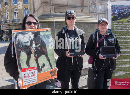 Newcastle Upon Tyne England. Vereinigtes Königreich. 8. April 2017. Protest von der nördlichen Tierschutz-Genossenschaft (NAWC) auf Gran Nationalfeiertag. Sie behaupten, dass rund 420 Pferde zu Tode jedes Jahr in Großbritannien Credit Gefahren sind: ALAN DAWSON/Alamy Live News Stockfoto