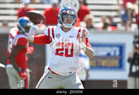 Oxford, MS, USA. 8. April 2017. Team Red Quarterback Shea Patterson bereitet, während im zweiten Quartal eine NCAA College-Football-Frühling-Spiel Vaught Hemmingway-Stadion in Oxford, MS zu übergeben. Das rote Team gewann 31-29. Austin McAfee/CSM/Alamy Live-Nachrichten Stockfoto