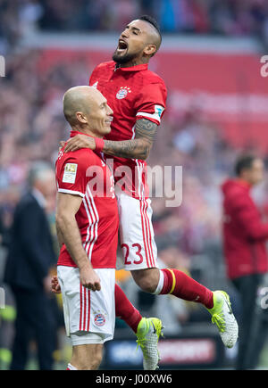 München, Deutschland. 8. April 2017. Münchens Arjen Robben (l) feiert sein 3:1 Tor mit Arturo Vidal in der deutschen Bundesliga-Fußballspiel zwischen Bayern München und Borussia Dortmund in der Allianz Arena in München, Deutschland, 8. April 2017. Foto: Sven Hoppe/Dpa/Alamy Live News Stockfoto