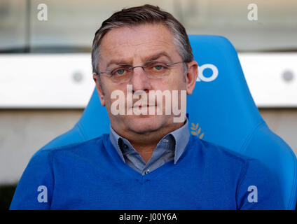 BUDAPEST, Ungarn - 8. APRIL: Trainer Tomislav Sivic Mezökövesd Zsory FC wartet für die Kick-off in die ungarische OTP Bank Liga-Match zwischen MTK Budapest und Mezökövesd Zsory FC Nandor Hidegkuti Stadion am 8. April 2017 in Budapest, Ungarn. Stockfoto