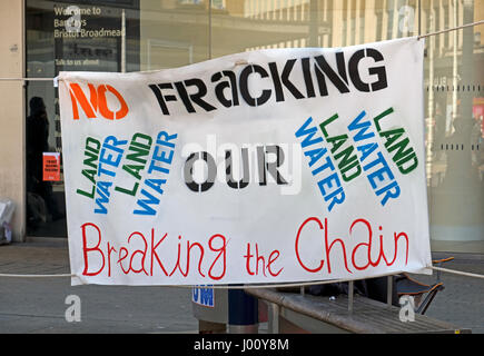 Bristol, UK. 8. April 2017. Demonstranten vor der Barclays Bank in Broadmead in der Stadt Zentrum Protest gegen die Beteiligung der Bank in Fracking. Dritte Energie, eine Tochtergesellschaft der Barclays Bank engagiert sich in Fracking in Yorkshire im Norden Englands. Keith Ramsey/Alamy Live-Nachrichten Stockfoto