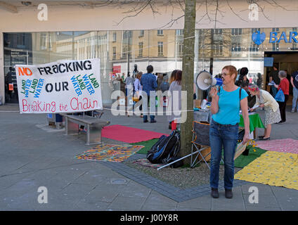 Bristol, UK. 8. April 2017. Demonstranten vor der Barclays Bank in Broadmead in der Stadt Zentrum Protest gegen die Beteiligung der Bank in Fracking. Dritte Energie, eine Tochtergesellschaft der Barclays Bank engagiert sich in Fracking in Yorkshire im Norden Englands. Keith Ramsey/Alamy Live-Nachrichten Stockfoto