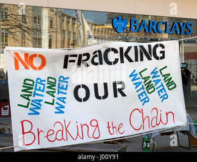 Bristol, UK. 8. April 2017. Demonstranten vor der Barclays Bank in Broadmead in der Stadt Zentrum Protest gegen die Beteiligung der Bank in Fracking. Dritte Energie, eine Tochtergesellschaft der Barclays Bank engagiert sich in Fracking in Yorkshire im Norden Englands. Keith Ramsey/Alamy Live-Nachrichten Stockfoto