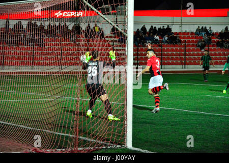 Gibraltar 8. April 2017 - vier Tore in der zweiten Hälfte von Lincoln rot Imps sie sah überwinden ein 1: 0-Defizit aus der ersten Hälfte gegen Europa FC in was beschrieben wurde als "Liga-Vorentscheid." Lincoln rot Imps spielte Europa FC im TheVictoria Stadion in Gibraltar mit zwei Punkten Trennung einander von oben. Nachdem man 1: 0 in der ersten Hälfte, kam Lincoln rot Imps zurück in die zweite Hälfte vier Tore, die sah sie 4: 1 gewinnen und nehmen die Pole-Position in der first Division von Gibraltar. Bildnachweis: Stephen Ignacio/Alamy Live-Nachrichten Stockfoto