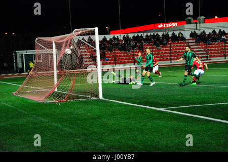 Gibraltar 8. April 2017 - vier Tore in der zweiten Hälfte von Lincoln rot Imps sie sah überwinden ein 1: 0-Defizit aus der ersten Hälfte gegen Europa FC in was beschrieben wurde als "Liga-Vorentscheid." Lincoln rot Imps spielte Europa FC im TheVictoria Stadion in Gibraltar mit zwei Punkten Trennung einander von oben. Nachdem man 1: 0 in der ersten Hälfte, kam Lincoln rot Imps zurück in die zweite Hälfte vier Tore, die sah sie 4: 1 gewinnen und nehmen die Pole-Position in der first Division von Gibraltar. Bildnachweis: Stephen Ignacio/Alamy Live-Nachrichten Stockfoto