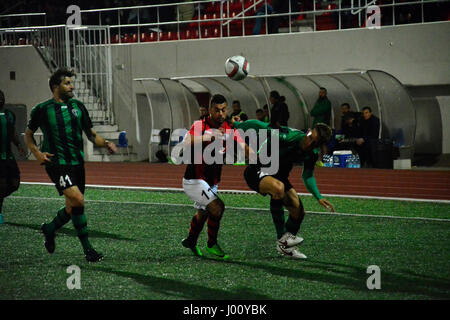 Gibraltar 8. April 2017 - vier Tore in der zweiten Hälfte von Lincoln rot Imps sie sah überwinden ein 1: 0-Defizit aus der ersten Hälfte gegen Europa FC in was beschrieben wurde als "Liga-Vorentscheid." Lincoln rot Imps spielte Europa FC im TheVictoria Stadion in Gibraltar mit zwei Punkten Trennung einander von oben. Nachdem man 1: 0 in der ersten Hälfte, kam Lincoln rot Imps zurück in die zweite Hälfte vier Tore, die sah sie 4: 1 gewinnen und nehmen die Pole-Position in der first Division von Gibraltar. Bildnachweis: Stephen Ignacio/Alamy Live-Nachrichten Stockfoto