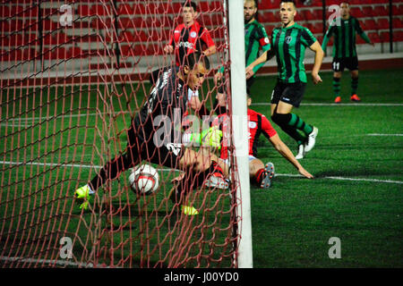 Gibraltar 8. April 2017 - vier Tore in der zweiten Hälfte von Lincoln rot Imps sie sah überwinden ein 1: 0-Defizit aus der ersten Hälfte gegen Europa FC in was beschrieben wurde als "Liga-Vorentscheid." Lincoln rot Imps spielte Europa FC im TheVictoria Stadion in Gibraltar mit zwei Punkten Trennung einander von oben. Nachdem man 1: 0 in der ersten Hälfte, kam Lincoln rot Imps zurück in die zweite Hälfte vier Tore, die sah sie 4: 1 gewinnen und nehmen die Pole-Position in der first Division von Gibraltar. Bildnachweis: Stephen Ignacio/Alamy Live-Nachrichten Stockfoto