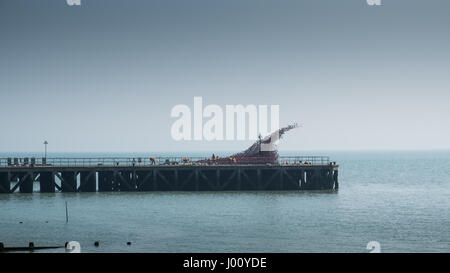 Shoebury Lastkahn Pier, Essex, England. 8. April 2017. 14-18 jetzt Mohn: Wave-Skulptur des Künstlers Paul Cummins und Designer Tom Piper bei Shoebury Lastkahn Pier, Essex Credit: Samjosphoto/Alamy Live News Stockfoto