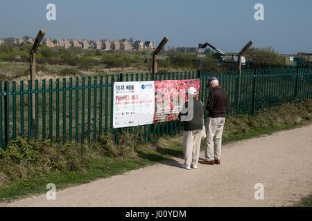 Shoebury Lastkahn Pier, Essex, England. 8. April 2017. 14-18 jetzt Mohn: Wave-Skulptur des Künstlers Paul Cummins und Designer Tom Piper bei Shoebury Lastkahn Pier, Essex Credit: Samjosphoto/Alamy Live News Stockfoto