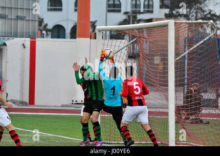 Gibraltar 8. April 2017 - vier Tore in der zweiten Hälfte von Lincoln rot Imps sie sah überwinden ein 1: 0-Defizit aus der ersten Hälfte gegen Europa FC in was beschrieben wurde als "Liga-Vorentscheid." Lincoln rot Imps spielte Europa FC im TheVictoria Stadion in Gibraltar mit zwei Punkten Trennung einander von oben. Nachdem man 1: 0 in der ersten Hälfte, kam Lincoln rot Imps zurück in die zweite Hälfte vier Tore, die sah sie 4: 1 gewinnen und nehmen die Pole-Position in der first Division von Gibraltar. Bildnachweis: Stephen Ignacio/Alamy Live-Nachrichten Stockfoto