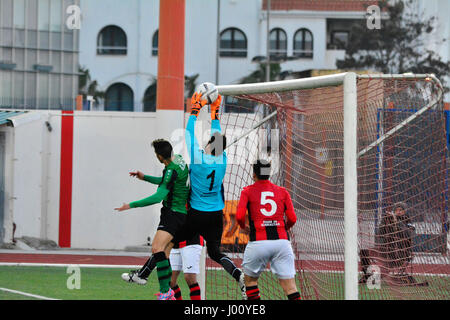 Gibraltar 8. April 2017 - vier Tore in der zweiten Hälfte von Lincoln rot Imps sie sah überwinden ein 1: 0-Defizit aus der ersten Hälfte gegen Europa FC in was beschrieben wurde als "Liga-Vorentscheid." Lincoln rot Imps spielte Europa FC im TheVictoria Stadion in Gibraltar mit zwei Punkten Trennung einander von oben. Nachdem man 1: 0 in der ersten Hälfte, kam Lincoln rot Imps zurück in die zweite Hälfte vier Tore, die sah sie 4: 1 gewinnen und nehmen die Pole-Position in der first Division von Gibraltar. Bildnachweis: Stephen Ignacio/Alamy Live-Nachrichten Stockfoto