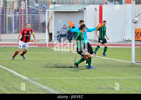 Gibraltar 8. April 2017 - vier Tore in der zweiten Hälfte von Lincoln rot Imps sie sah überwinden ein 1: 0-Defizit aus der ersten Hälfte gegen Europa FC in was beschrieben wurde als "Liga-Vorentscheid." Lincoln rot Imps spielte Europa FC im TheVictoria Stadion in Gibraltar mit zwei Punkten Trennung einander von oben. Nachdem man 1: 0 in der ersten Hälfte, kam Lincoln rot Imps zurück in die zweite Hälfte vier Tore, die sah sie 4: 1 gewinnen und nehmen die Pole-Position in der first Division von Gibraltar. Bildnachweis: Stephen Ignacio/Alamy Live-Nachrichten Stockfoto