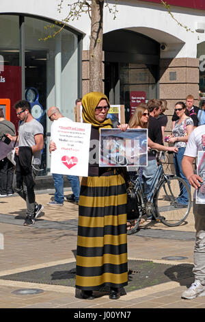 Bristol, UK. 8. April 2017. Demonstranten protestieren gegen den Einsatz von chemischen Waffen in Syrien. Der Protest kommt vier Tage nachdem ein Chemiewaffen-Angriff auf die Stadt von Khan Sheikhun in denen mehr als 70 Menschen werden berichtet, um gestorben sind. Keith Ramsey/Alamy Live-Nachrichten Stockfoto