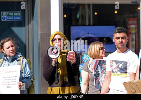 Bristol, UK. 8. April 2017. Demonstranten protestieren gegen den Einsatz von chemischen Waffen in Syrien. Der Protest kommt vier Tage nachdem ein Chemiewaffen-Angriff auf die Stadt von Khan Sheikhun in denen mehr als 70 Menschen werden berichtet, um gestorben sind. Keith Ramsey/Alamy Live-Nachrichten Stockfoto