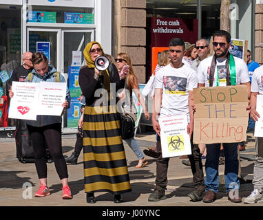 Bristol, UK. 8. April 2017. Demonstranten protestieren gegen den Einsatz von chemischen Waffen in Syrien. Der Protest kommt vier Tage nachdem ein Chemiewaffen-Angriff auf die Stadt von Khan Sheikhun in denen mehr als 70 Menschen werden berichtet, um gestorben sind. Keith Ramsey/Alamy Live-Nachrichten Stockfoto