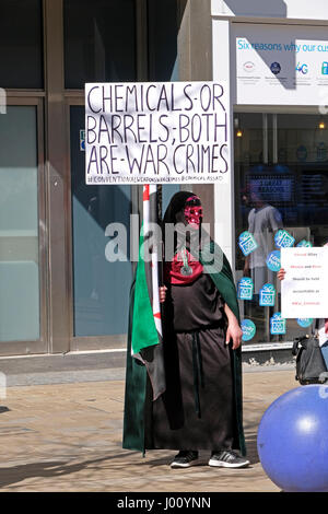 Bristol, UK. 8. April 2017. Demonstranten protestieren gegen den Einsatz von chemischen Waffen in Syrien. Der Protest kommt vier Tage nachdem ein Chemiewaffen-Angriff auf die Stadt von Khan Sheikhun in denen mehr als 70 Menschen werden berichtet, um gestorben sind. Keith Ramsey/Alamy Live-Nachrichten Stockfoto