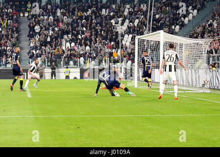 Turin, Italien. 8. April 2017. Gonzalo Higuain erzielte seinen zweiten Treffer in der Serie A Fussballspiel Juventus FC AC Chievo Verona bei Juventus Stadium am 8. April 2017 in Turin, Italien. Das Endergebnis des Spiels ist 2-0. Bildnachweis: Massimiliano Ferraro/Alamy Live-Nachrichten Stockfoto