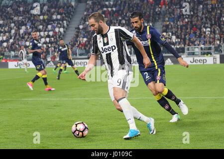 Turin, Italien. 8. April 2017. Gonzalo Higuain (Juventus FC) in Aktion während der Serie A Fussballspiel Juventus FC AC Chievo Verona bei Juventus Stadium am 8. April 2017 in Turin, Italien. Das Endergebnis des Spiels ist 2-0. Bildnachweis: Massimiliano Ferraro/Alamy Live-Nachrichten Stockfoto