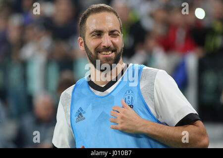 Turin, Italien. 8. April 2017. Gonzalo Higuain (Juventus FC) vor der Serie A Fußballspiel zwischen Juventus FC und AC Chievo Verona bei Juventus Stadium am 8. April 2017 in Turin, Italien. Das Endergebnis des Spiels ist 2-0. Bildnachweis: Massimiliano Ferraro/Alamy Live-Nachrichten Stockfoto