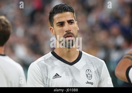 Turin, Italien. 8. April 2017. Sami Khedira (Juventus FC) vor der Serie A Fußballspiel zwischen Juventus FC und AC Chievo Verona bei Juventus Stadium am 8. April 2017 in Turin, Italien. Das Endergebnis des Spiels ist 2-0. Bildnachweis: Massimiliano Ferraro/Alamy Live-Nachrichten Stockfoto