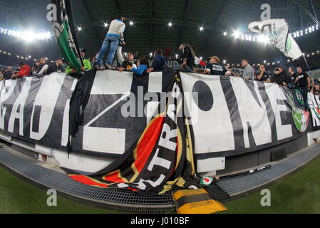 Turin, Italien. 8. April 2017. Juventus-Fans während der Fußball-Serie A Spiel zwischen Juventus FC und AC Chievo Verona bei Juventus Stadium am 8. April 2017 in Turin, Italien. Das Endergebnis des Spiels ist 2-0. Bildnachweis: Massimiliano Ferraro/Alamy Live-Nachrichten Stockfoto