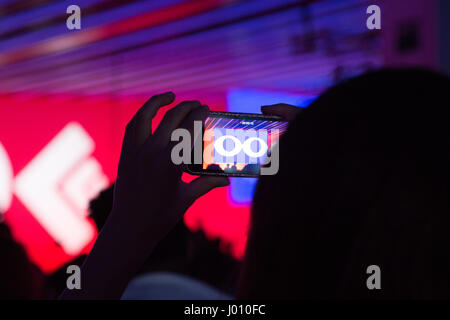 Barcelona, Spanien. 8. April 2017. Das OFFF Festival im Museu Del Disseny in Barcelona. Die beliebte Konferenz zieht Designer, Künstler, Filmemacher und Fotografen aus der ganzen Welt. Im Bild: Die Wurzeln Hauptraum. Foto: Rob Watkins/Alamy News Stockfoto