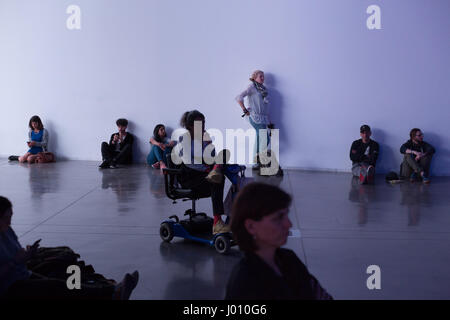 Barcelona, Spanien. 8. April 2017. Das OFFF Festival im Museu Del Disseny in Barcelona. Die beliebte Konferenz zieht Designer, Künstler, Filmemacher und Fotografen aus der ganzen Welt. Im Bild: Die Wurzeln Hauptraum. Foto: Rob Watkins/Alamy News Stockfoto