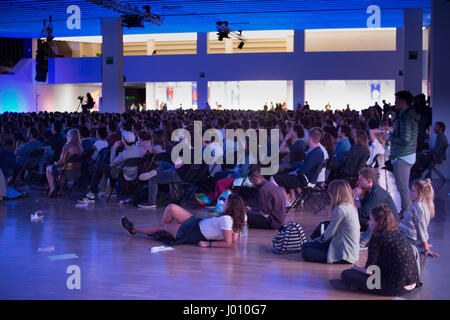 Barcelona, Spanien. 8. April 2017. Das OFFF Festival im Museu Del Disseny in Barcelona. Die beliebte Konferenz zieht Designer, Künstler, Filmemacher und Fotografen aus der ganzen Welt. Im Bild: Die Wurzeln Hauptraum. Foto: Rob Watkins/Alamy News Stockfoto