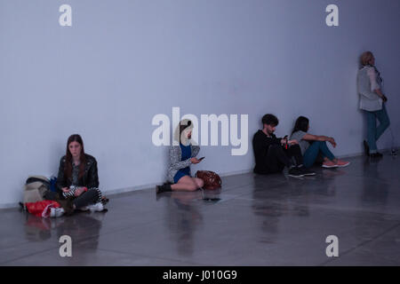 Barcelona, Spanien. 8. April 2017. Das OFFF Festival im Museu Del Disseny in Barcelona. Die beliebte Konferenz zieht Designer, Künstler, Filmemacher und Fotografen aus der ganzen Welt. Im Bild: Last-Minute-Aktivität auf dem Festival Ständen. Foto: Rob Watkins/Alamy News Stockfoto