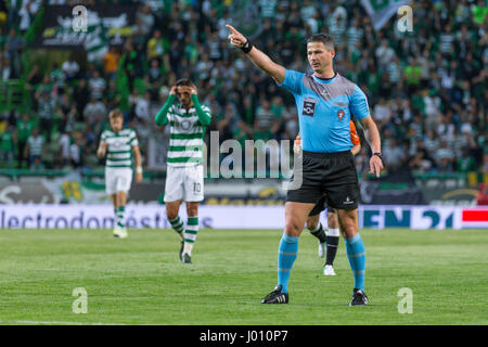 Lissabon, Portugal. 8. April 2017. 8. April 2017. Lissabon, Portugal. Schiedsrichter des Spiels, Manuel Mota, in Aktion während des Spiels Sporting CP V Boavista FC Credit: Alexandre de Sousa/Alamy Live News Stockfoto