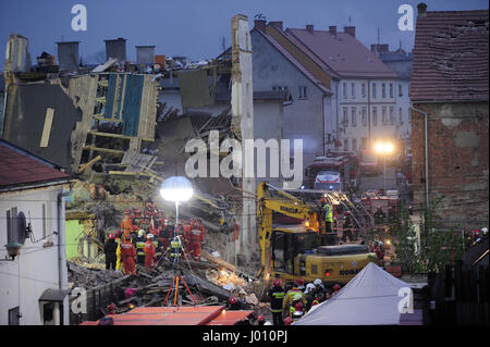 Swiebodzice, Polen. 8. April 2017. Gas-Explosion in einem Stadthaus. Sechs Menschen sind tot, darunter zwei Kinder. Beata Szydlo Premierminister und Minister der internen Angelegenheiten Mariusz Blaszczak an Ort und Stelle der Tragödie. Bildnachweis: Kazimierz Jurewicz/Alamy Live-Nachrichten Stockfoto