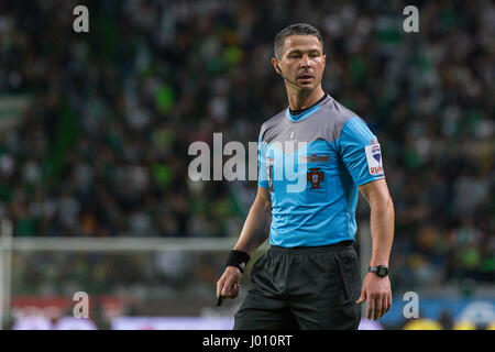 Lissabon, Portugal. 8. April 2017. 8. April 2017. Lissabon, Portugal. Schiedsrichter des Spiels, Manuel Mota, in Aktion während des Spiels Sporting CP V Boavista FC Credit: Alexandre de Sousa/Alamy Live News Stockfoto