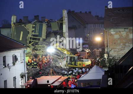 Swiebodzice, Polen. 8. April 2017. Gas-Explosion in einem Stadthaus. Sechs Menschen sind tot, darunter zwei Kinder. Beata Szydlo Premierminister und Minister der internen Angelegenheiten Mariusz Blaszczak an Ort und Stelle der Tragödie. Bildnachweis: Kazimierz Jurewicz/Alamy Live-Nachrichten Stockfoto