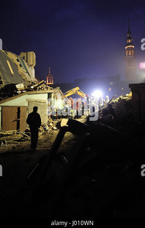 Swiebodzice, Polen. 8. April 2017. Gas-Explosion in einem Stadthaus. Sechs Menschen sind tot, darunter zwei Kinder. Beata Szydlo Premierminister und Minister der internen Angelegenheiten Mariusz Blaszczak an Ort und Stelle der Tragödie. Bildnachweis: Kazimierz Jurewicz/Alamy Live-Nachrichten Stockfoto