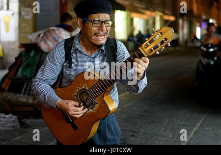 Oaxaca-Stadt, Oaxaca, Mexiko. 8. April 2017. Musiker spielt für Menschen im El Zoca Park in Oaxaca-Stadt am 27. März 2017 in Oaxaca. Bildnachweis: Sandy Huffaker/ZUMA Draht/Alamy Live-Nachrichten Stockfoto