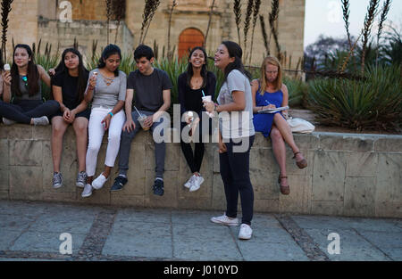 Oaxaca-Stadt, Oaxaca, Mexiko. 8. April 2017. Jugendliche sitzen in der Kirche Santo Domingo in Oaxaca-Stadt am 27. März 2017 in Oaxaca. Bildnachweis: Sandy Huffaker/ZUMA Draht/Alamy Live-Nachrichten Stockfoto