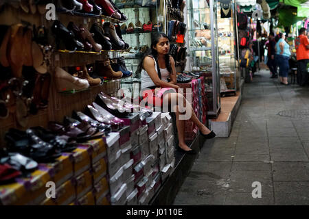 Oaxaca-Stadt, Oaxaca, Mexiko. 8. April 2017. Ein Schuh-Hersteller sitzt in ihrem Laden in Oaxaca-Stadt am 27. März 2017. Bildnachweis: Sandy Huffaker/ZUMA Draht/Alamy Live-Nachrichten Stockfoto