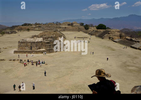 Oaxaca-Stadt, Oaxaca, Mexiko. 8. April 2017. Besucher zu Fuß rund um die Ruinen in den Ruinen von Monte Alban in Oaxaca am 27. März 2017. Bildnachweis: Sandy Huffaker/ZUMA Draht/Alamy Live-Nachrichten Stockfoto