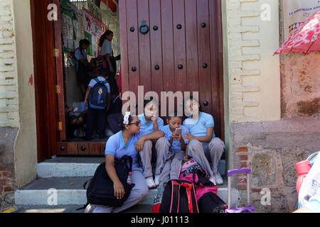 Oaxaca-Stadt, Oaxaca, Mexiko. 8. April 2017. Schülerinnen und Schüler sitzen in Oaxaca-Stadt am 27. März 2017 in Oaxaca. Bildnachweis: Sandy Huffaker/ZUMA Draht/Alamy Live-Nachrichten Stockfoto