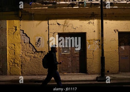 Oaxaca-Stadt, Oaxaca, Mexiko. 8. April 2017. Ein Mann geht auf der Straße in Oaxaca-Stadt am 27. März 2017 in Oaxaca. Bildnachweis: Sandy Huffaker/ZUMA Draht/Alamy Live-Nachrichten Stockfoto