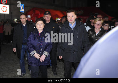 Swiebodzice, Polen. 8. April 2017. Gas-Explosion in einem Stadthaus. Sechs Menschen sind tot, darunter zwei Kinder. Beata Szydlo Premierminister und Minister der internen Angelegenheiten Mariusz Blaszczak an Ort und Stelle der Tragödie. Bildnachweis: Kazimierz Jurewicz/Alamy Live-Nachrichten Stockfoto