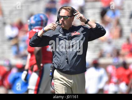 Oxford, MS, USA. 8. April 2017. Mississippi-Coach Hugh Freeze Uhren aus dem Bereich im dritten Quartal eine NCAA College-Football-Frühling-Spiel Vaught Hemmingway-Stadion in Oxford, MS. Das rote Team gewann 31-29. Austin McAfee/CSM/Alamy Live-Nachrichten Stockfoto