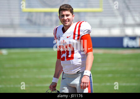 Oxford, MS, USA. 8. April 2017. Mississippi Quarterback Shea Patterson Spaziergänge abseits des Spielfeldes nach einem NCAA College-Football-Frühling-Spiel Vaught Hemmingway-Stadion in Oxford, MS. Das rote Team gewann 31-29. Austin McAfee/CSM/Alamy Live-Nachrichten Stockfoto