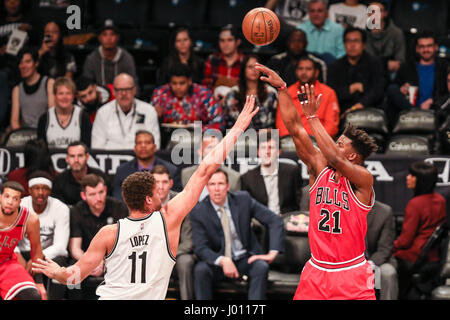 New York, Vereinigte Staaten von Amerika. 8. April 2017. NEW YORK, USA – 8. APRIL: Jimmy Butler der Chicago Bulls gegen Brook Lopez von Brooklyn Nets während des Spiels bei Barclays Center in Brooklyn, New York am 8. April 2017 (Foto: William Volcov Brasilien Photo Press) Credit: Brasilien Foto Presse/Alamy Live News Stockfoto