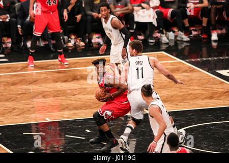 New York, Vereinigte Staaten von Amerika. 8. April 2017. NEW YORK, USA – 8. APRIL: Jimmy Butler der Chicago Bulls gegen Brook Lopez von Brooklyn Nets während des Spiels bei Barclays Center in Brooklyn, New York am 8. April 2017 (Foto: William Volcov Brasilien Photo Press) Credit: Brasilien Foto Presse/Alamy Live News Stockfoto